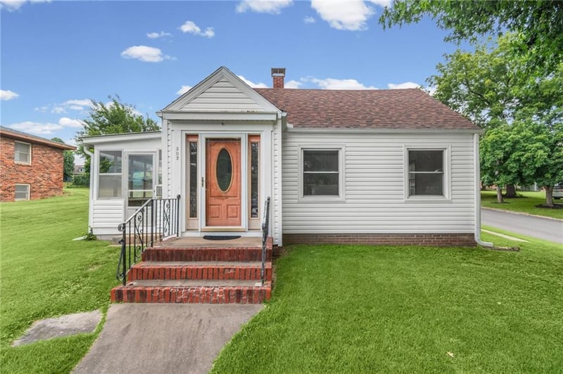 302 1st St, Carrollton, MO 64633