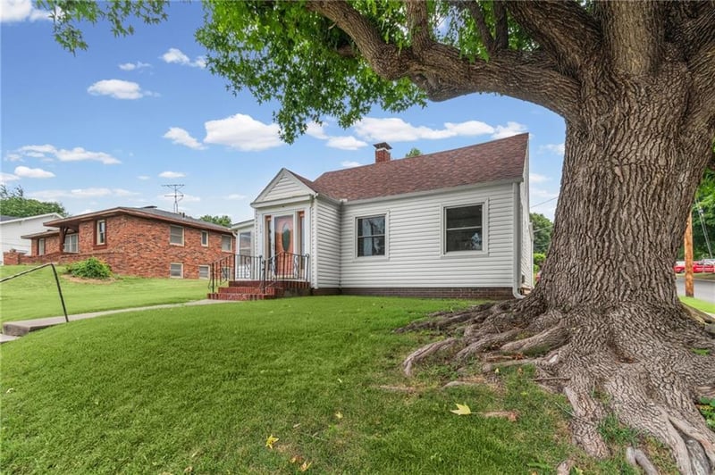 302 1st St, Carrollton, MO 64633