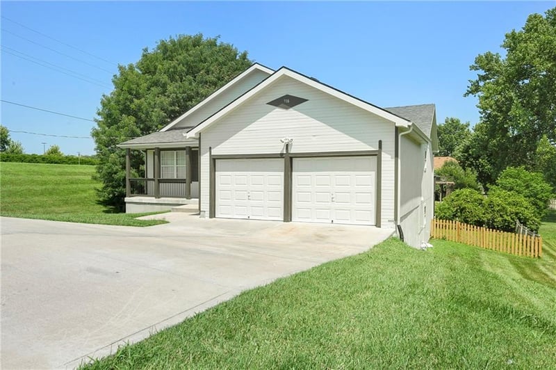 916 Lewis Dr, Leavenworth, KS 66048