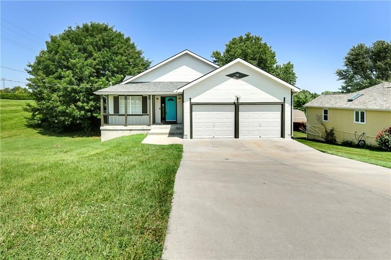 916 Lewis Dr, Leavenworth, KS 66048