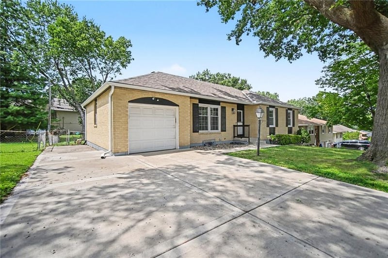 8812 N Oak Trafficway, Kansas City, MO 64155