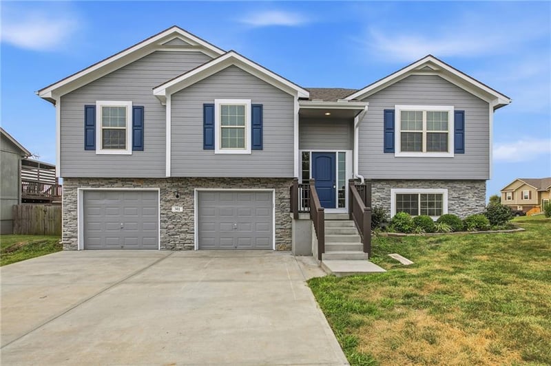 301 192nd Ter, Smithville, MO 64089