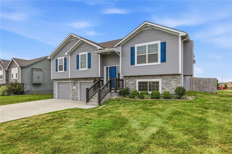 301 192nd Ter, Smithville, MO 64089