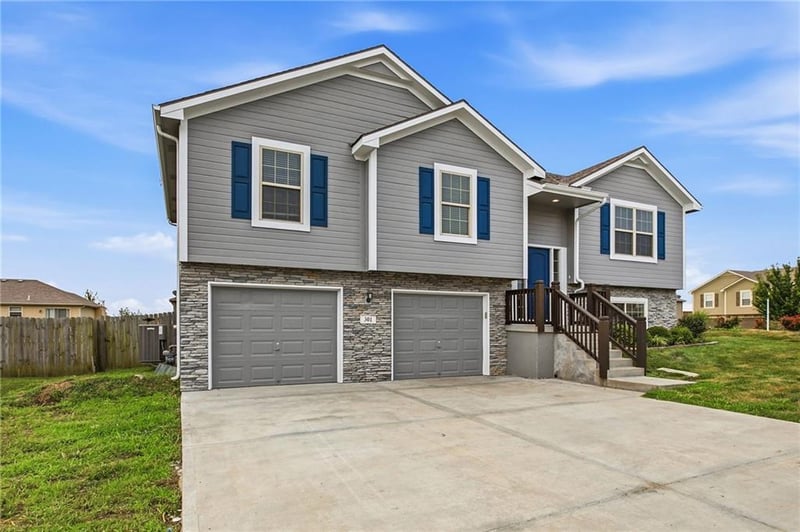 301 192nd Ter, Smithville, MO 64089
