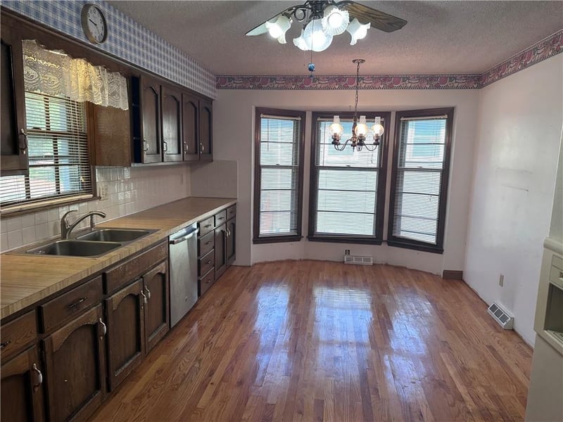 17616 25 St, Independence, MO 64057