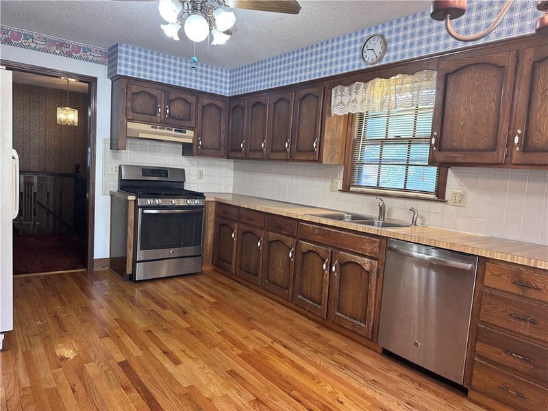 17616 25 St, Independence, MO 64057