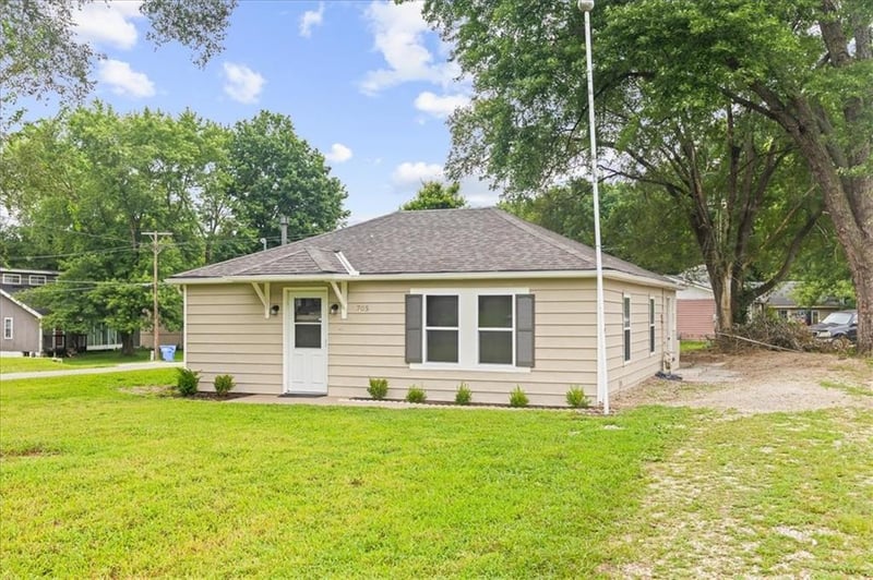 705 Yoeke St, Tonganoxie, KS 66086