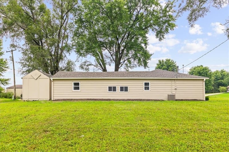 705 Yoeke St, Tonganoxie, KS 66086