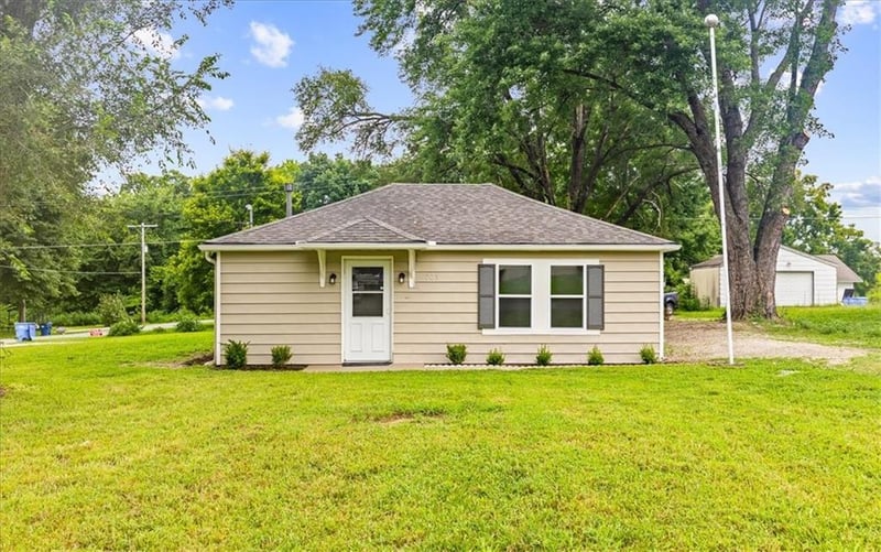 705 Yoeke St, Tonganoxie, KS 66086
