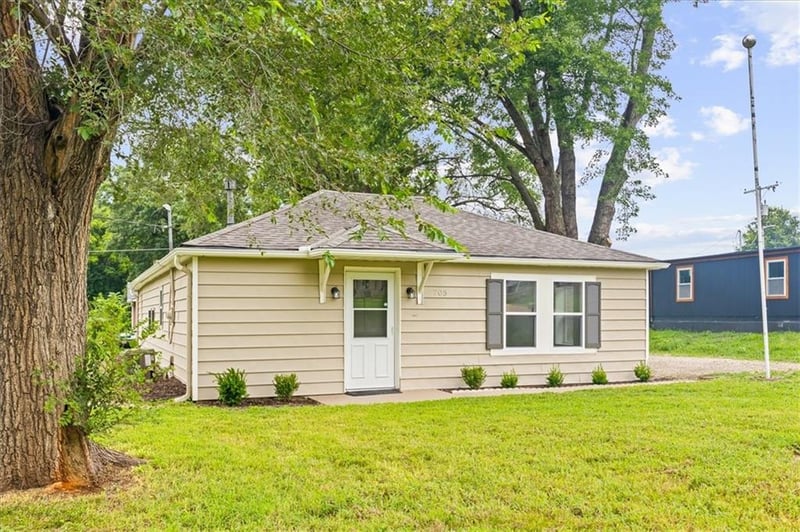 705 Yoeke St, Tonganoxie, KS 66086