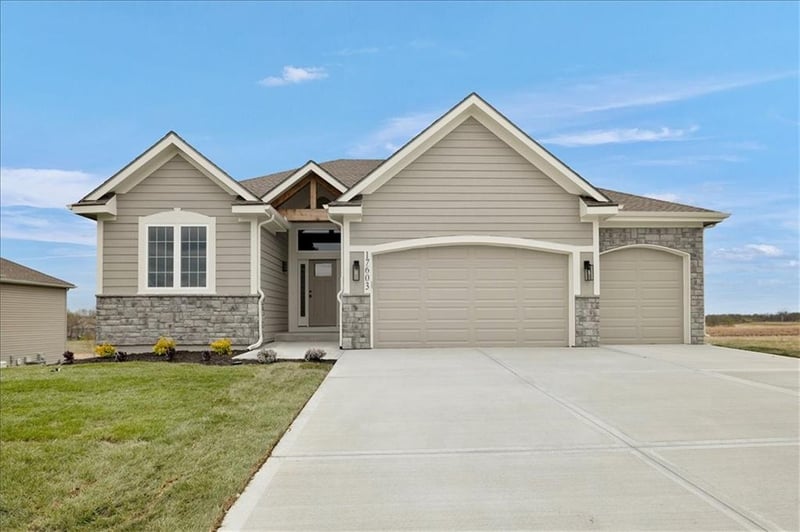 17507 Grey Hawke Rg, Smithville, MO 64089