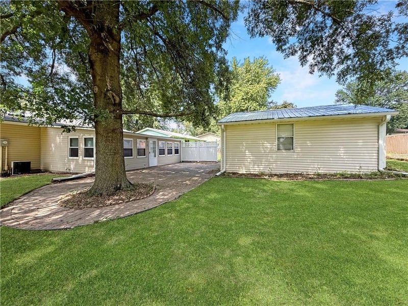 2101 Willow St, Higginsville, MO 64037