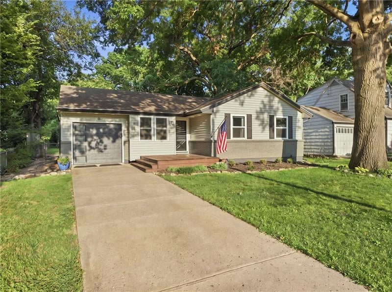 8417 Jarboe St, Kansas City, MO 64114