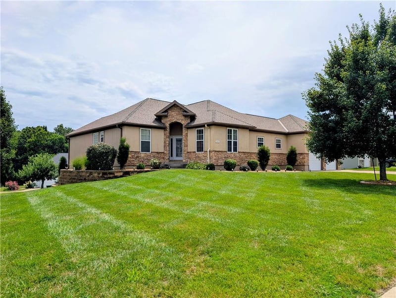 1407 Bear Creek Cir, Warrensburg, MO 64093