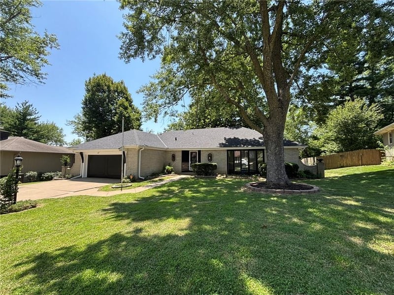 4910 Briarwood Ln, St Joseph, MO 64506