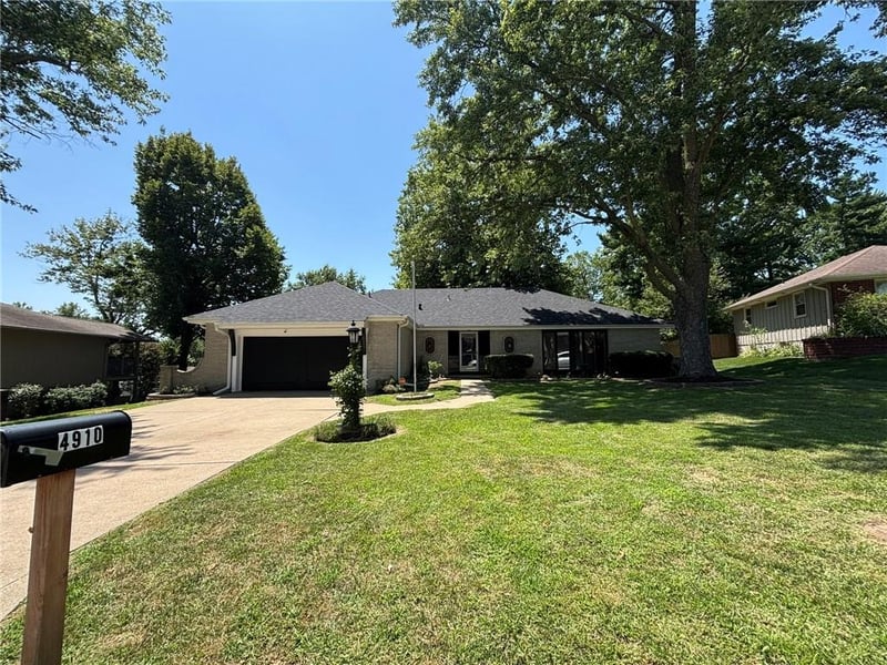 4910 Briarwood Ln, St Joseph, MO 64506