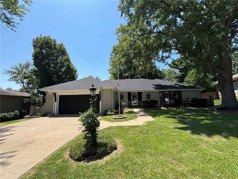 4910 Briarwood Ln, St Joseph, MO 64506