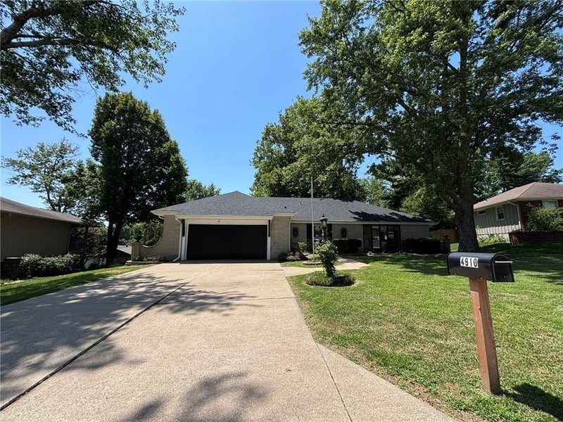 4910 Briarwood Ln, St Joseph, MO 64506