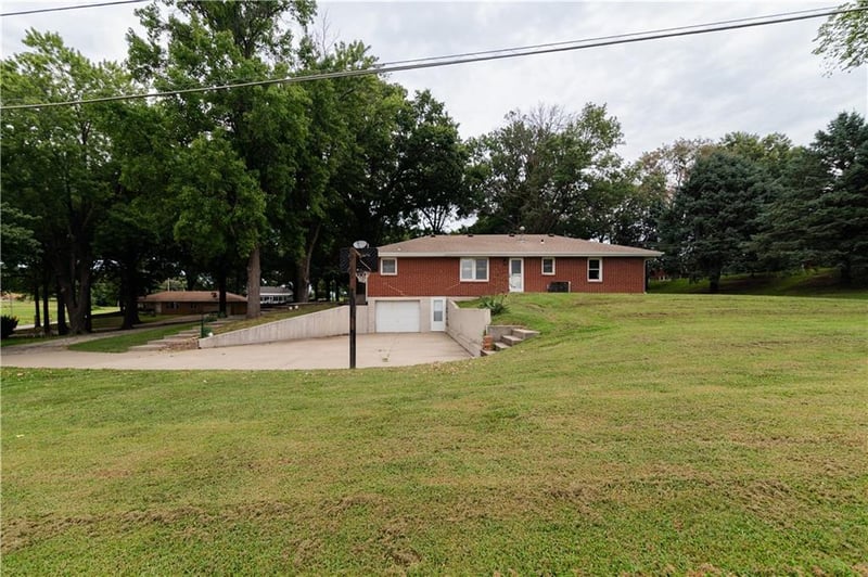 4 Neumann Dr, Atchison, KS 66002