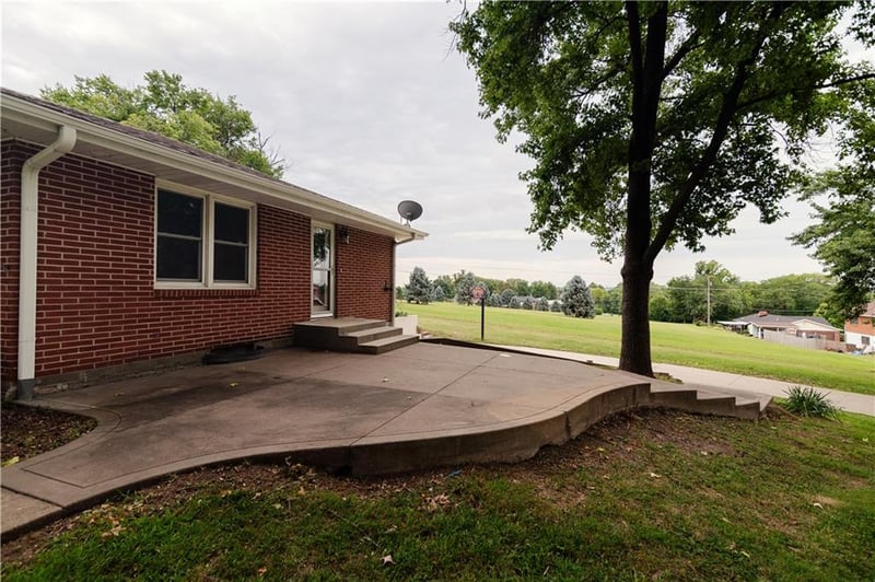 4 Neumann Dr, Atchison, KS 66002