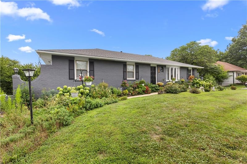 7611 Harry S Truman Dr, Grandview, MO 64030