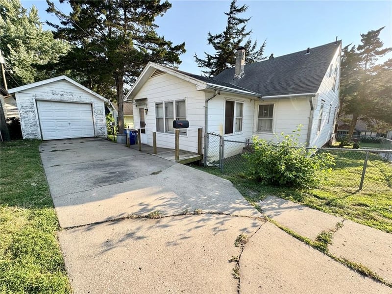 2319 Circle Dr, St Joseph, MO 64505