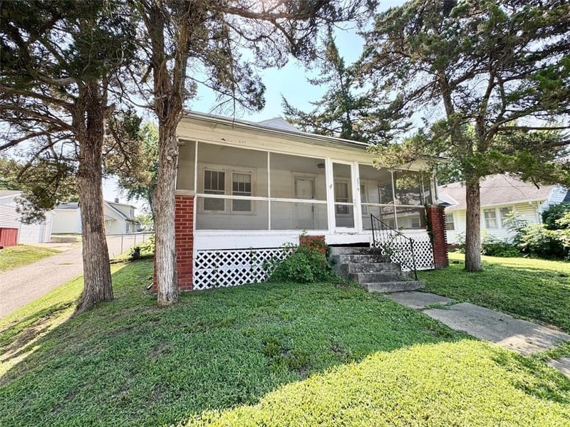 2319 Circle Dr, St Joseph, MO 64505
