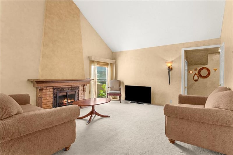 7916 Colony Ln, Lenexa, KS 66215