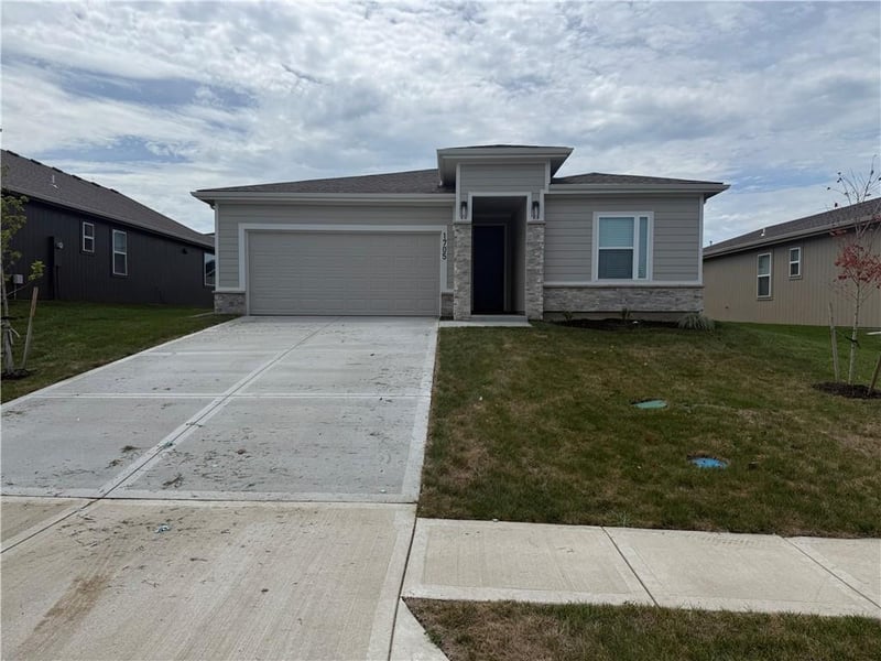 1705 105th Ter, Kansas City, MO 64155