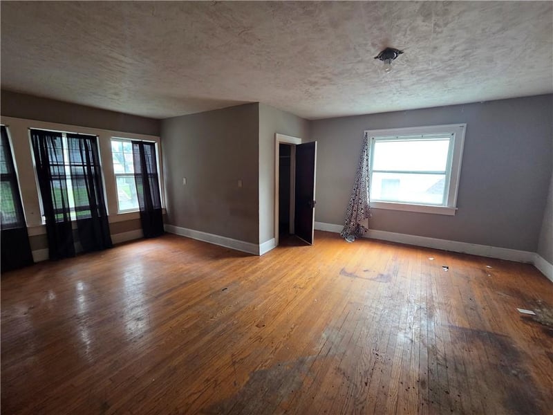 2410 Faraon St, St Joseph, MO 64501