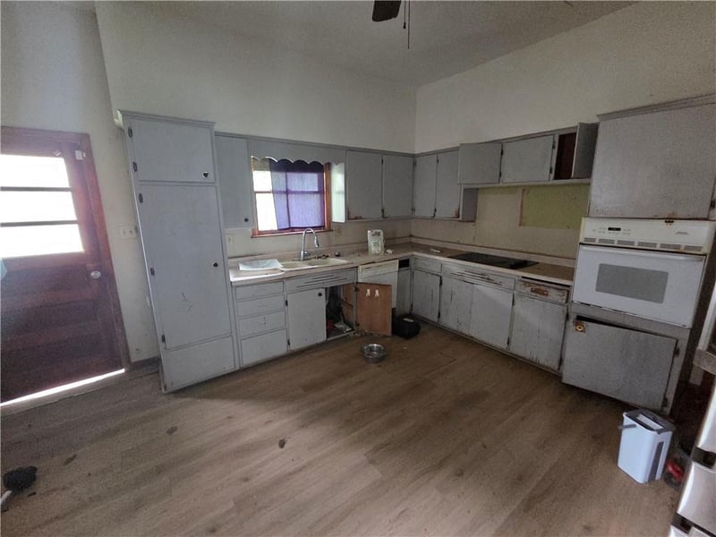 2410 Faraon St, St Joseph, MO 64501
