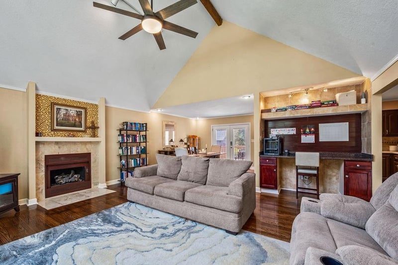 1312 Barnes Dr, Lee's Summit, MO 64086