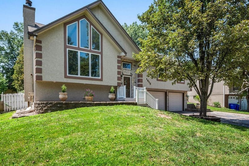 1312 Barnes Dr, Lee's Summit, MO 64086