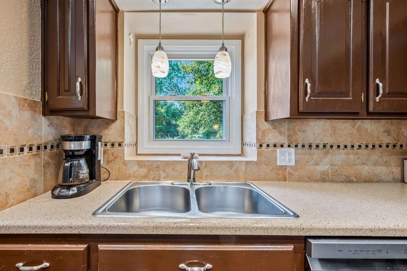 1312 Barnes Dr, Lee's Summit, MO 64086