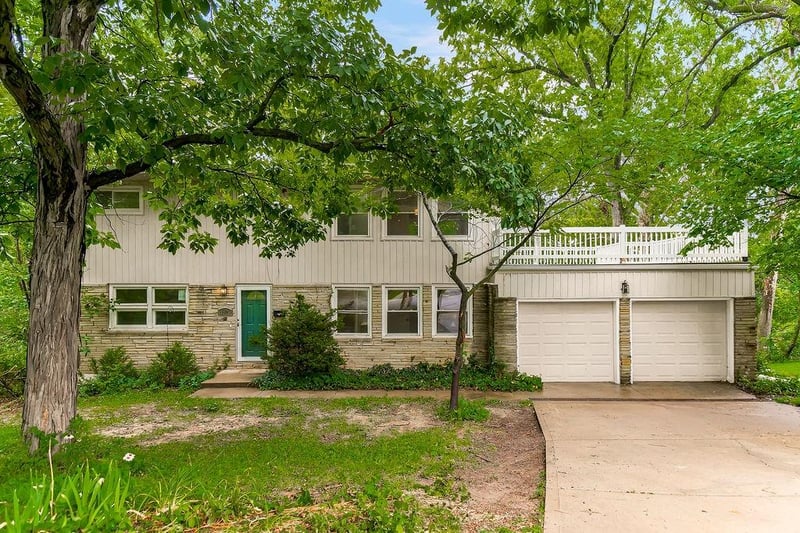 6807 Walnut St, Kansas City, MO 64118