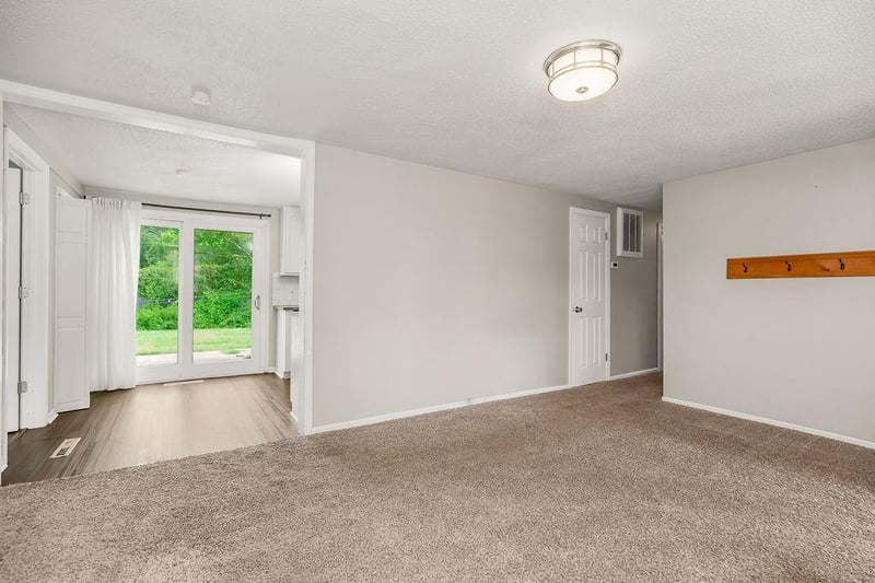 8109 Summit Rd, Kansas City, MO 64118