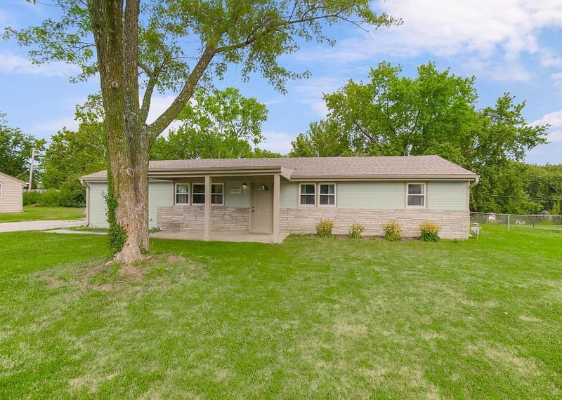 8109 Summit Rd, Kansas City, MO 64118