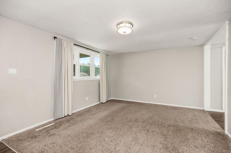 8109 Summit Rd, Kansas City, MO 64118