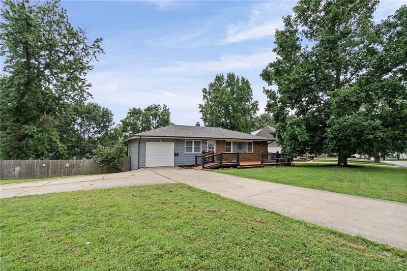 5321 Richmond Ave, Kansas City, MO 64119