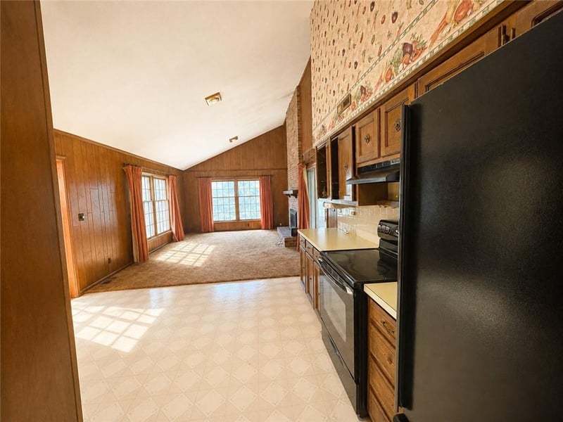 802 10th St, Louisburg, KS 66053