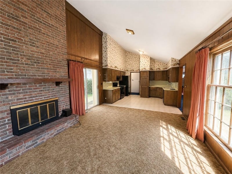 802 10th St, Louisburg, KS 66053