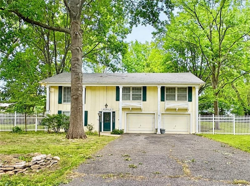 802 10th St, Louisburg, KS 66053