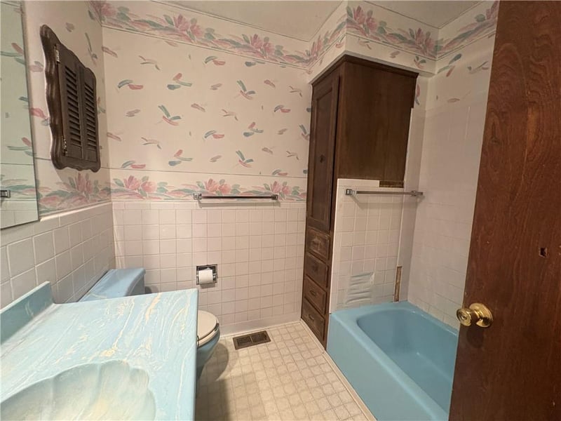 802 10th St, Louisburg, KS 66053