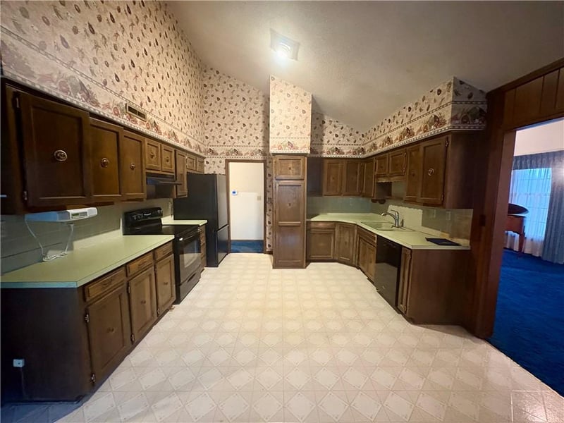 802 10th St, Louisburg, KS 66053