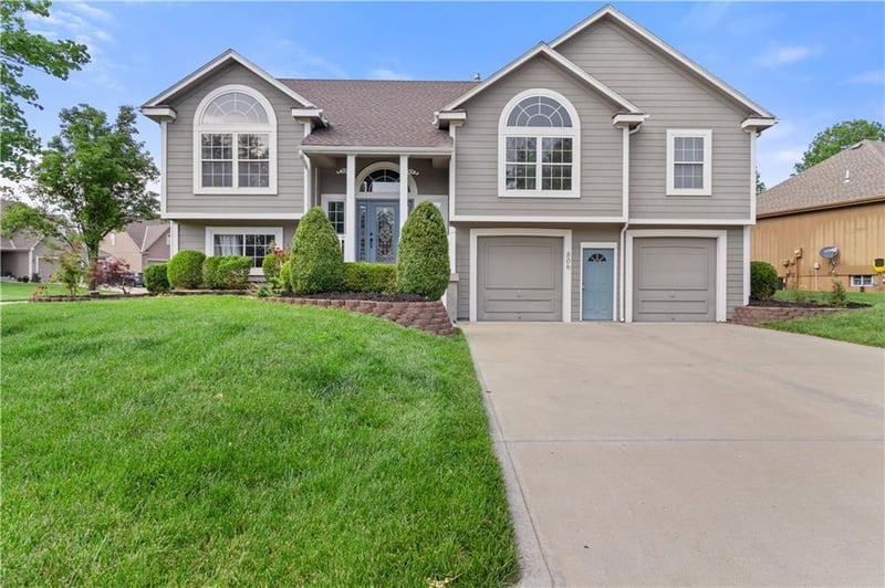 806 34th Ter, Lee's Summit, MO 64082