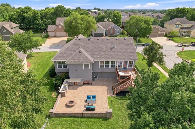 806 SW 34th Ter, Lee's Summit, MO 64082
