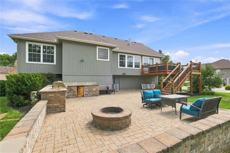806 SW 34th Ter, Lee's Summit, MO 64082