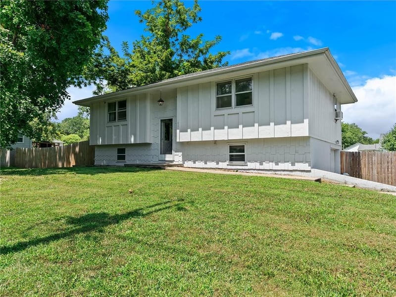 402 Clinton St, Lathrop, MO 64465