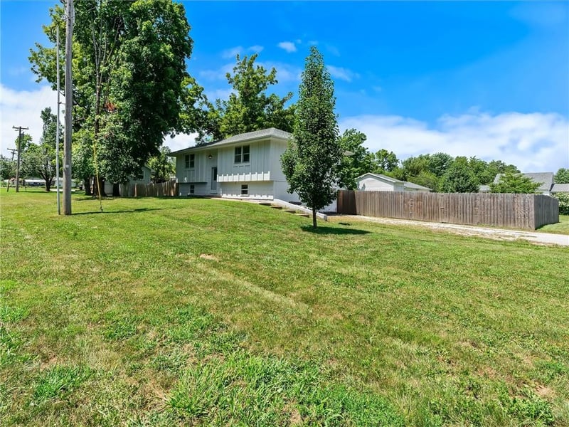 402 Clinton St, Lathrop, MO 64465