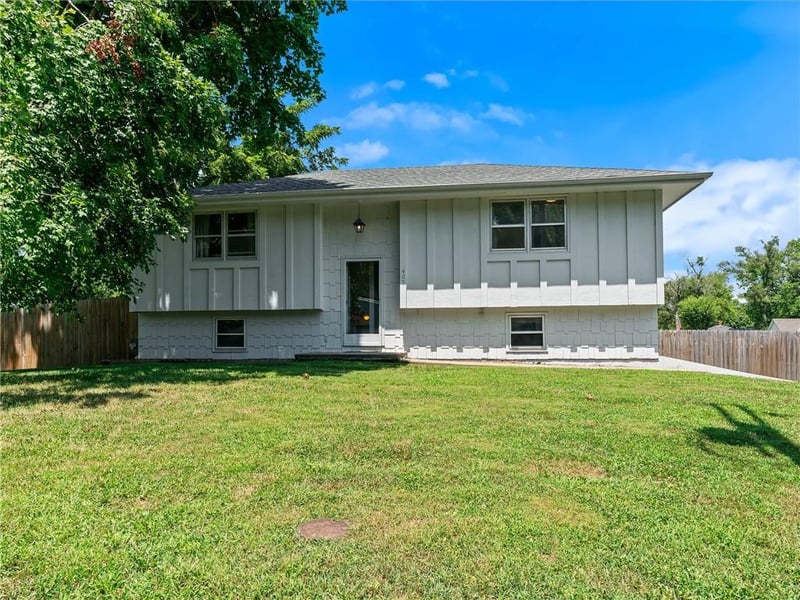 402 Clinton St, Lathrop, MO 64465